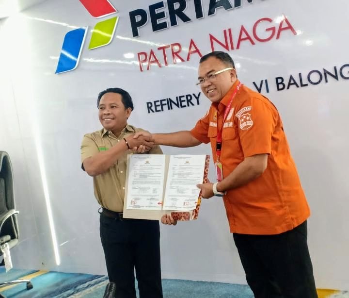 Foto: Katim Audit Resertifikasi SMP Korsabhara Baharkam Polri Kombes Pol Hadianur, S.I.K., M.H. menyerahkan Berita Acara Hasil Audit kepada Executive General Manager RU VI Balongan Bpk. Yulianto Triwibowo usai raih nilai 96,86% Kategori Emas, Kamis (11/6/2026). (Dok-Humas Korsabhara Baharkam Polri)
