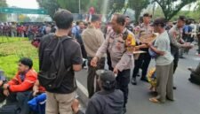 Foto: Personel Direktorat Samapta Polda Metro Jaya bersama jajaran Polsek Metro Gambir membagikan makanan ringan berupa roti dan air mineral kemasan kepada para peserta aksi, Senin (15/6/2026). (Dok-Istimewa)