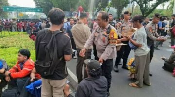 Foto: Personel Direktorat Samapta Polda Metro Jaya bersama jajaran Polsek Metro Gambir membagikan makanan ringan berupa roti dan air mineral kemasan kepada para peserta aksi, Senin (15/6/2026). (Dok-Istimewa)