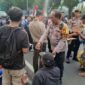 Foto: Personel Direktorat Samapta Polda Metro Jaya bersama jajaran Polsek Metro Gambir membagikan makanan ringan berupa roti dan air mineral kemasan kepada para peserta aksi, Senin (15/6/2026). (Dok-Istimewa)