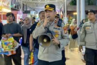 Foto: Komisaris Polisi Agung Ardiansyah, Kapolsek Kemayoran saat memberikan Imbauan kepada para pengunjung PRJ Kemayoran. (Dok-Istimewa)