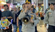 Foto: Komisaris Polisi Agung Ardiansyah, Kapolsek Kemayoran saat memberikan Imbauan kepada para pengunjung PRJ Kemayoran. (Dok-Istimewa)