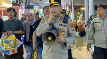 Foto: Komisaris Polisi Agung Ardiansyah, Kapolsek Kemayoran saat memberikan Imbauan kepada para pengunjung PRJ Kemayoran. (Dok-Istimewa)