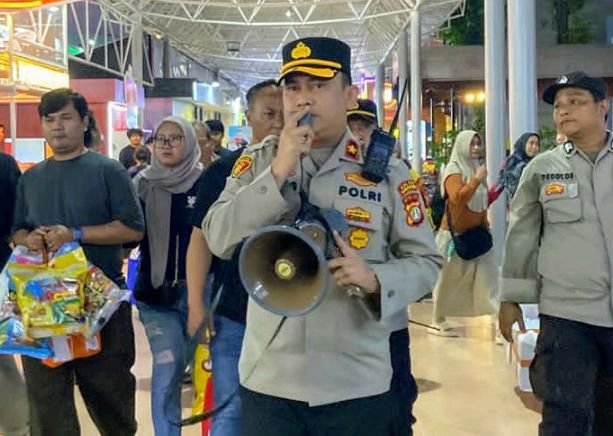 Foto: Komisaris Polisi Agung Ardiansyah, Kapolsek Kemayoran saat memberikan Imbauan kepada para pengunjung PRJ Kemayoran. (Dok-Istimewa)