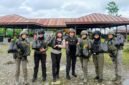 Foto: Di balik ramainya pasar keyabi nduga, senyum mama papua dan polwan damai cartenz rajut rasa aman dan nyaman. (Dok-Istimewa)