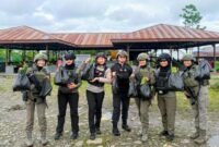 Foto: Di balik ramainya pasar keyabi nduga, senyum mama papua dan polwan damai cartenz rajut rasa aman dan nyaman. (Dok-Istimewa)