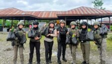 Foto: Di balik ramainya pasar keyabi nduga, senyum mama papua dan polwan damai cartenz rajut rasa aman dan nyaman. (Dok-Istimewa)