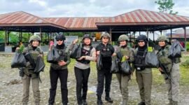 Foto: Di balik ramainya pasar keyabi nduga, senyum mama papua dan polwan damai cartenz rajut rasa aman dan nyaman. (Dok-Istimewa)