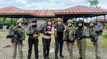Foto: Di balik ramainya pasar keyabi nduga, senyum mama papua dan polwan damai cartenz rajut rasa aman dan nyaman. (Dok-Istimewa)