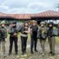 Foto: Di balik ramainya pasar keyabi nduga, senyum mama papua dan polwan damai cartenz rajut rasa aman dan nyaman. (Dok-Istimewa)