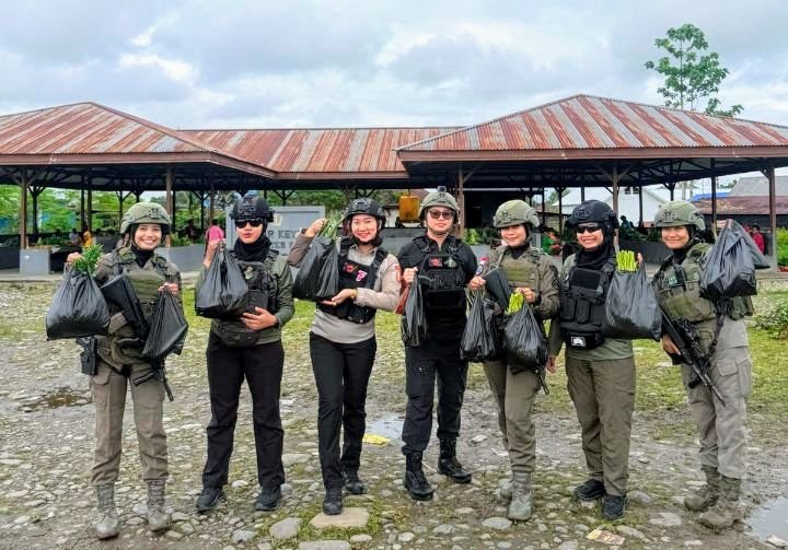 Foto: Di balik ramainya pasar keyabi nduga, senyum mama papua dan polwan damai cartenz rajut rasa aman dan nyaman. (Dok-Istimewa)