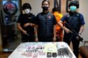 Foto: Penangkapan Seorang pria berinisial RRM (24) ditangkap setelah kedapatan menyimpan narkotika jenis sabu seberat 102,45 gram, tembakau sintetis, serta cairan sintetis yang diduga siap diedarkan dilakukan oleh personel Unit 1 Subdit 3 Ditresnarkoba Polda Metro Jaya pada Minggu (7/6/26) sekitar pukul 22.00 WIB di sebuah rumah kontrakan di kawasan Cipayung, Jakarta Timur. (Dok-Istimewa)