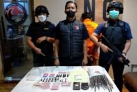 Foto: Penangkapan Seorang pria berinisial RRM (24) ditangkap setelah kedapatan menyimpan narkotika jenis sabu seberat 102,45 gram, tembakau sintetis, serta cairan sintetis yang diduga siap diedarkan dilakukan oleh personel Unit 1 Subdit 3 Ditresnarkoba Polda Metro Jaya pada Minggu (7/6/26) sekitar pukul 22.00 WIB di sebuah rumah kontrakan di kawasan Cipayung, Jakarta Timur. (Dok-Istimewa)