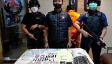 Foto: Penangkapan Seorang pria berinisial RRM (24) ditangkap setelah kedapatan menyimpan narkotika jenis sabu seberat 102,45 gram, tembakau sintetis, serta cairan sintetis yang diduga siap diedarkan dilakukan oleh personel Unit 1 Subdit 3 Ditresnarkoba Polda Metro Jaya pada Minggu (7/6/26) sekitar pukul 22.00 WIB di sebuah rumah kontrakan di kawasan Cipayung, Jakarta Timur. (Dok-Istimewa)