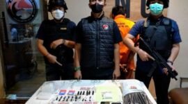 Foto: Penangkapan Seorang pria berinisial RRM (24) ditangkap setelah kedapatan menyimpan narkotika jenis sabu seberat 102,45 gram, tembakau sintetis, serta cairan sintetis yang diduga siap diedarkan dilakukan oleh personel Unit 1 Subdit 3 Ditresnarkoba Polda Metro Jaya pada Minggu (7/6/26) sekitar pukul 22.00 WIB di sebuah rumah kontrakan di kawasan Cipayung, Jakarta Timur. (Dok-Istimewa)