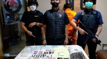 Foto: Penangkapan Seorang pria berinisial RRM (24) ditangkap setelah kedapatan menyimpan narkotika jenis sabu seberat 102,45 gram, tembakau sintetis, serta cairan sintetis yang diduga siap diedarkan dilakukan oleh personel Unit 1 Subdit 3 Ditresnarkoba Polda Metro Jaya pada Minggu (7/6/26) sekitar pukul 22.00 WIB di sebuah rumah kontrakan di kawasan Cipayung, Jakarta Timur. (Dok-Istimewa)