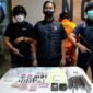 Foto: Penangkapan Seorang pria berinisial RRM (24) ditangkap setelah kedapatan menyimpan narkotika jenis sabu seberat 102,45 gram, tembakau sintetis, serta cairan sintetis yang diduga siap diedarkan dilakukan oleh personel Unit 1 Subdit 3 Ditresnarkoba Polda Metro Jaya pada Minggu (7/6/26) sekitar pukul 22.00 WIB di sebuah rumah kontrakan di kawasan Cipayung, Jakarta Timur. (Dok-Istimewa)
