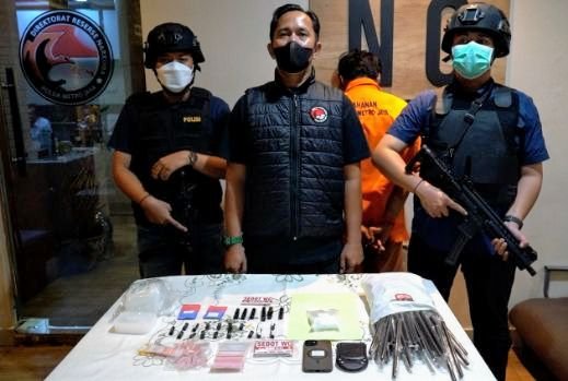 Foto: Penangkapan Seorang pria berinisial RRM (24) ditangkap setelah kedapatan menyimpan narkotika jenis sabu seberat 102,45 gram, tembakau sintetis, serta cairan sintetis yang diduga siap diedarkan dilakukan oleh personel Unit 1 Subdit 3 Ditresnarkoba Polda Metro Jaya pada Minggu (7/6/26) sekitar pukul 22.00 WIB di sebuah rumah kontrakan di kawasan Cipayung, Jakarta Timur. (Dok-Istimewa)