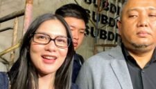 Foto: Aktris muda Davina Karamoy menyatakan telah mengembalikan uang saku yang pernah diterimanya saat mengikuti perjalanan ibadah umrah yang difasilitasi oleh Hanania Travel, usai menjalani pemeriksaan sebagai saksi di Polda Metro Jaya pada Kamis (18/6/2026). (Dok-Istimewa)