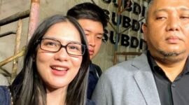 Foto: Aktris muda Davina Karamoy menyatakan telah mengembalikan uang saku yang pernah diterimanya saat mengikuti perjalanan ibadah umrah yang difasilitasi oleh Hanania Travel, usai menjalani pemeriksaan sebagai saksi di Polda Metro Jaya pada Kamis (18/6/2026). (Dok-Istimewa)