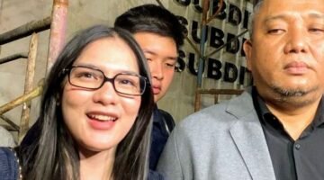 Foto: Aktris muda Davina Karamoy menyatakan telah mengembalikan uang saku yang pernah diterimanya saat mengikuti perjalanan ibadah umrah yang difasilitasi oleh Hanania Travel, usai menjalani pemeriksaan sebagai saksi di Polda Metro Jaya pada Kamis (18/6/2026). (Dok-Istimewa)