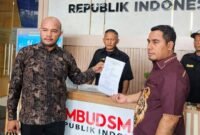 Foto: (kanan) Paman Nurlette, Ketua Aliansi Profesi Advokat Maluku (APAM) menyerahkan laporan dan barang bukti dugaan praktik maladministrasi yang dilakukan oleh Sekretaris Dukungan Kabinet, Teddy Indra Wijaya ke Ombudsman RI, Jumat pagi (19/6/2026). (Dok-okj/fn)