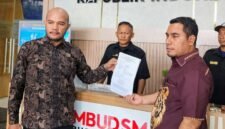 Foto: (kanan) Paman Nurlette, Ketua Aliansi Profesi Advokat Maluku (APAM) menyerahkan laporan dan barang bukti dugaan praktik maladministrasi yang dilakukan oleh Sekretaris Dukungan Kabinet, Teddy Indra Wijaya ke Ombudsman RI, Jumat pagi (19/6/2026). (Dok-okj/fn)