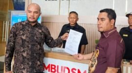 Foto: (kanan) Paman Nurlette, Ketua Aliansi Profesi Advokat Maluku (APAM) menyerahkan laporan dan barang bukti dugaan praktik maladministrasi yang dilakukan oleh Sekretaris Dukungan Kabinet, Teddy Indra Wijaya ke Ombudsman RI, Jumat pagi (19/6/2026). (Dok-okj/fn)