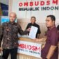 Foto: (kanan) Paman Nurlette, Ketua Aliansi Profesi Advokat Maluku (APAM) menyerahkan laporan dan barang bukti dugaan praktik maladministrasi yang dilakukan oleh Sekretaris Dukungan Kabinet, Teddy Indra Wijaya ke Ombudsman RI, Jumat pagi (19/6/2026). (Dok-okj/fn)