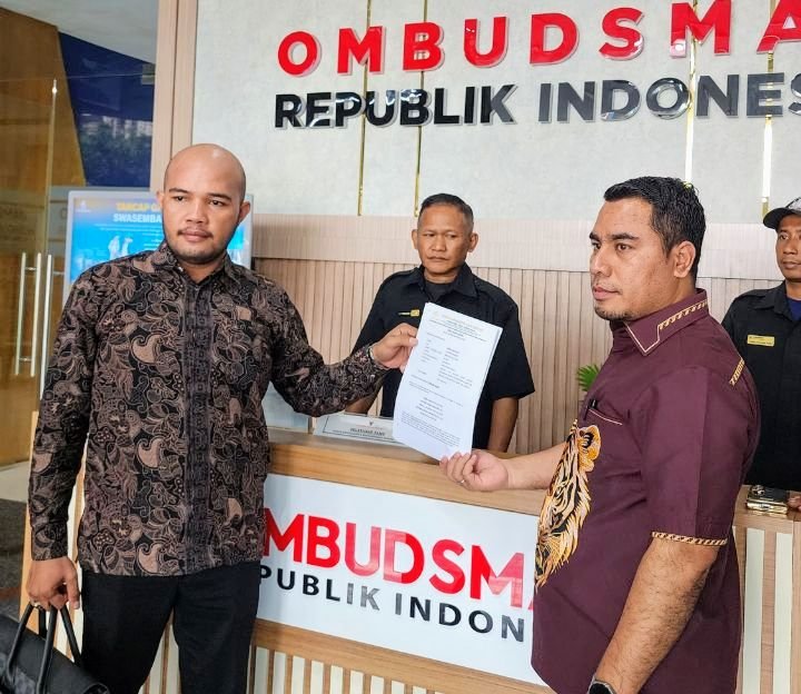 Foto: (kanan) Paman Nurlette, Ketua Aliansi Profesi Advokat Maluku (APAM) menyerahkan laporan dan barang bukti dugaan praktik maladministrasi yang dilakukan oleh Sekretaris Dukungan Kabinet, Teddy Indra Wijaya ke Ombudsman RI, Jumat pagi (19/6/2026). (Dok-okj/fn)