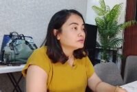 Foto: Kartika, Ibu balita korban penganiayaan menyampaikan kegesihannya kepada awak media di kawasan Bekasi Timur, Sabtu (20/6/2026). (Dok-okj/fn)
