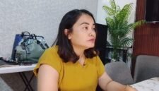 Foto: Kartika, Ibu balita korban penganiayaan menyampaikan kegesihannya kepada awak media di kawasan Bekasi Timur, Sabtu (20/6/2026). (Dok-okj/fn)