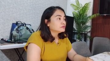 Foto: Kartika, Ibu balita korban penganiayaan menyampaikan kegesihannya kepada awak media di kawasan Bekasi Timur, Sabtu (20/6/2026). (Dok-okj/fn)