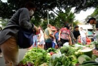 Ibu-ibu belanja bahan sayuran di Pacinan Glodok, Jakarta Barat. (Foto: hw)