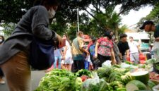 Ibu-ibu belanja bahan sayuran di Pacinan Glodok, Jakarta Barat. (Foto: hw)
