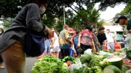 Ibu-ibu belanja bahan sayuran di Pacinan Glodok, Jakarta Barat. (Foto: hw)