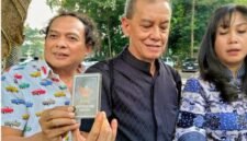 Foto: Fariz Rm didampingi kuasa hukum Deolipa Yumara (kiri) usai jalani pemeriksaan lanjutan di Direktorat Reserse Kriminal Khusus Polda Metro Jaya pada Selasa (23/6/2026). (Dok-sinarpaginews.com/Chairul Ichsan)