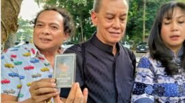 Foto: Fariz Rm didampingi kuasa hukum Deolipa Yumara (kiri) usai jalani pemeriksaan lanjutan di Direktorat Reserse Kriminal Khusus Polda Metro Jaya pada Selasa (23/6/2026). (Dok-sinarpaginews.com/Chairul Ichsan)