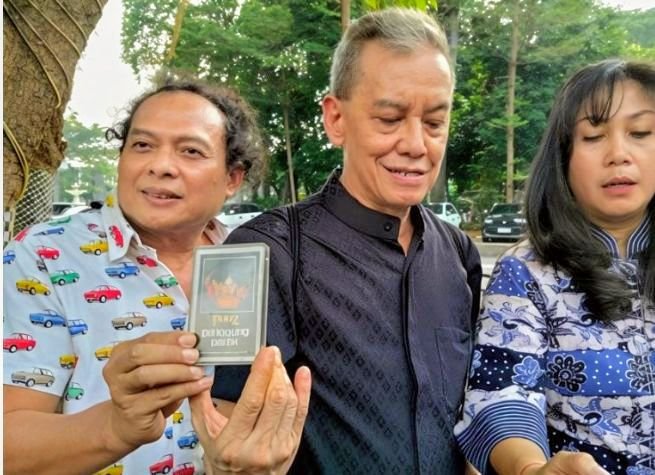 Foto: Fariz Rm didampingi kuasa hukum Deolipa Yumara (kiri) usai jalani pemeriksaan lanjutan di Direktorat Reserse Kriminal Khusus Polda Metro Jaya pada Selasa (23/6/2026). (Dok-sinarpaginews.com/Chairul Ichsan)