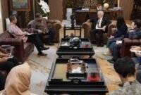 Menteri Koordinator Bidang Perekonomian, Airlangga Hartarto, menerima kunjungan perpisahan Kuasa Usaha Ad Interim (KUAI) Kedutaan Besar Amerika Serikat untuk Indonesia, Peter M. Haymond, di Kantor Kementerian Koordinator Bidang Perekonomian, Jakarta, Minggu (28/6).