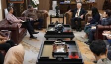 Menteri Koordinator Bidang Perekonomian, Airlangga Hartarto, menerima kunjungan perpisahan Kuasa Usaha Ad Interim (KUAI) Kedutaan Besar Amerika Serikat untuk Indonesia, Peter M. Haymond, di Kantor Kementerian Koordinator Bidang Perekonomian, Jakarta, Minggu (28/6).