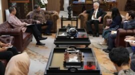 Menteri Koordinator Bidang Perekonomian, Airlangga Hartarto, menerima kunjungan perpisahan Kuasa Usaha Ad Interim (KUAI) Kedutaan Besar Amerika Serikat untuk Indonesia, Peter M. Haymond, di Kantor Kementerian Koordinator Bidang Perekonomian, Jakarta, Minggu (28/6).