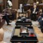 Menteri Koordinator Bidang Perekonomian, Airlangga Hartarto, menerima kunjungan perpisahan Kuasa Usaha Ad Interim (KUAI) Kedutaan Besar Amerika Serikat untuk Indonesia, Peter M. Haymond, di Kantor Kementerian Koordinator Bidang Perekonomian, Jakarta, Minggu (28/6).