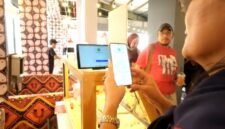 Seorang pembeli di salah gerai di Stasiun LRT Dukuh Atas, membayar menggunakan QRIS melalui aplikasi di telepon genggamnya. (Foto: hw)