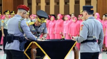 Foto: Kapolri Jenderal Pol. Listyo Sigit Prabowo memimpin langsung upacara kenaikan pangkat ke dan dalam golongan bagi personel Polri yang berlangsung di Markas Besar Polri, Jakarta, Selasa (30/6/2026). (Dok-Istimewa)