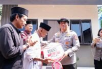 Foto: Peresmian rumah dilakukan langsung oleh Wakapolri, Komjen Pol. Prof. Dr. Dedi Prasetyo, S.H., M.Hum., M.Si., M.M., didampingi sejumlah pejabat utama Mabes Polri, di antaranya Dankorbrimob Polri, Kadivhubinter Polri, Aslog Kapolri, dan Karofaskon Slog Polri. (Dok-Istimewa)