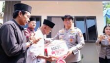 Foto: Peresmian rumah dilakukan langsung oleh Wakapolri, Komjen Pol. Prof. Dr. Dedi Prasetyo, S.H., M.Hum., M.Si., M.M., didampingi sejumlah pejabat utama Mabes Polri, di antaranya Dankorbrimob Polri, Kadivhubinter Polri, Aslog Kapolri, dan Karofaskon Slog Polri. (Dok-Istimewa)