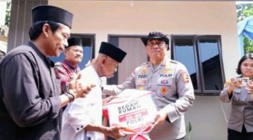 Foto: Peresmian rumah dilakukan langsung oleh Wakapolri, Komjen Pol. Prof. Dr. Dedi Prasetyo, S.H., M.Hum., M.Si., M.M., didampingi sejumlah pejabat utama Mabes Polri, di antaranya Dankorbrimob Polri, Kadivhubinter Polri, Aslog Kapolri, dan Karofaskon Slog Polri. (Dok-Istimewa)