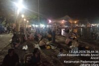 Foto: Suasana Pantai Ancol, Jakarta Utara, dipadati ribuan pengunjung pada Sabtu (13/6/2026)