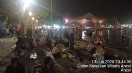Foto: Suasana Pantai Ancol, Jakarta Utara, dipadati ribuan pengunjung pada Sabtu (13/6/2026)
